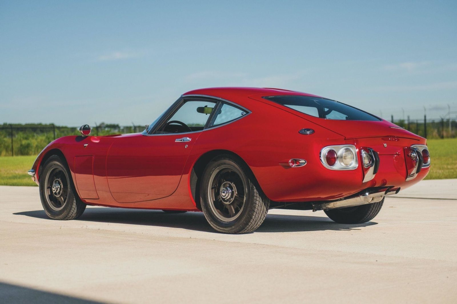 Самое интересное : На аукционе продали легендарную Toyota 2000GT 1967 с левым рулем